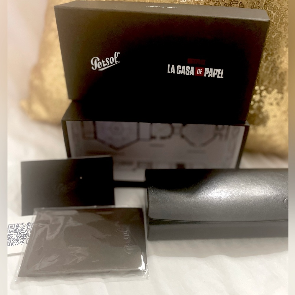 NIB Persol Sunglasses case Mew in Box Case Cloth 2 booklets